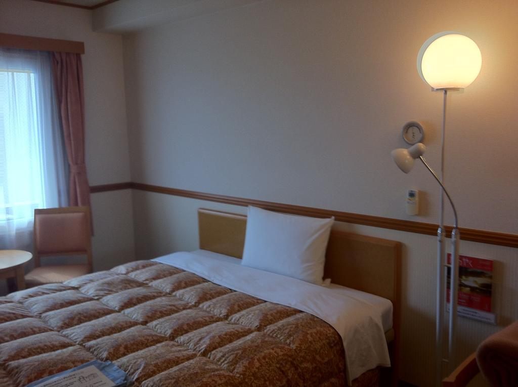 Toyoko Inn Higashi-Hiroshima Saijo Ekimae Habitación foto